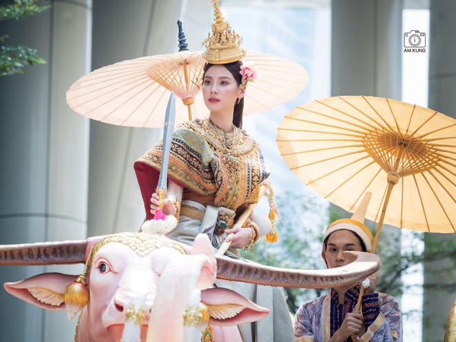 Nữ thần Songkran 2023 Baifern Pimchanok vừa vẫy tay chào đã bị bắn nước tới tấp không trượt phát nào - Ảnh 8.