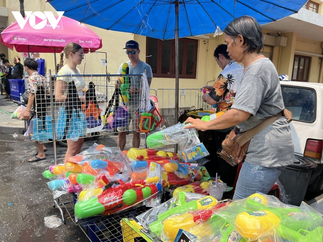 Lễ hội Songkran tưng bừng tại Khaosan (Bangkok) sau 3 năm đại dịch Covid-19 - Ảnh 3.