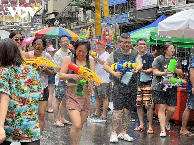 Lễ hội Songkran tưng bừng tại Khaosan (Bangkok) sau 3 năm đại dịch Covid-19 - Ảnh 2.