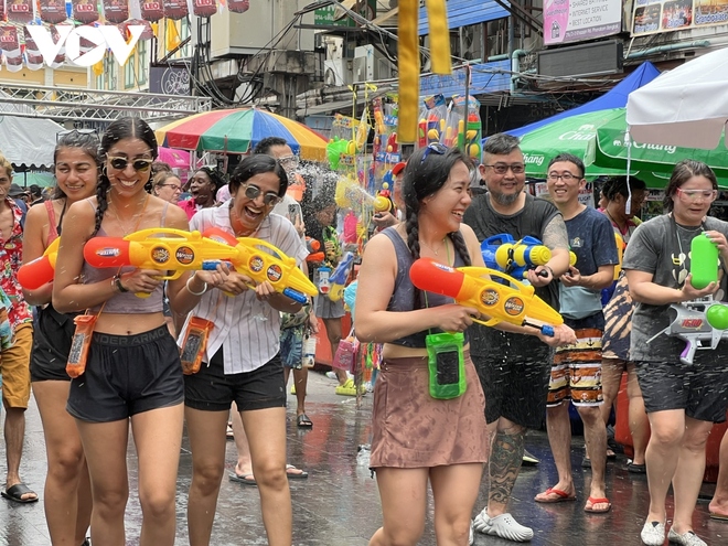 Lễ hội Songkran tưng bừng tại Khaosan (Bangkok) sau 3 năm đại dịch Covid-19 - Ảnh 1.