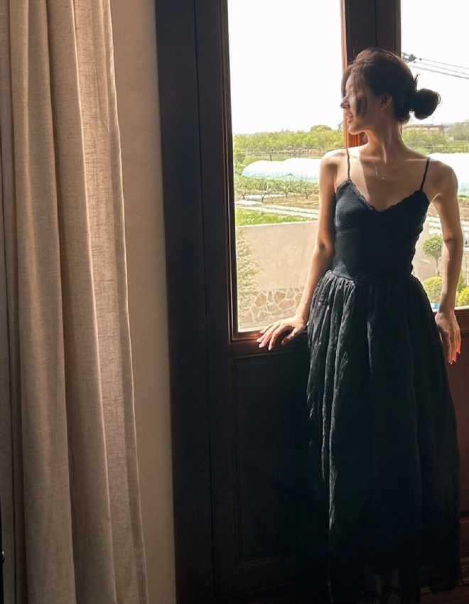Triệu Lộ Tư g&acirc;y b&atilde;o với loạt h&igrave;nh khoe th&acirc;n h&igrave;nh mảnh khảnh sau thời gian bị ch&ecirc; ph&aacute;t tướng - Ảnh 1.