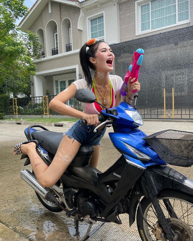 Nhận không ra Hoa hậu Hoàn vũ Thái Lan khi lên đồ đi &quot;quẩy&quot; Songkran bằng xe máy - Ảnh 4.
