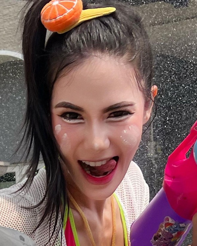 Nhận không ra Hoa hậu Hoàn vũ Thái Lan khi lên đồ đi &quot;quẩy&quot; Songkran bằng xe máy - Ảnh 4.
