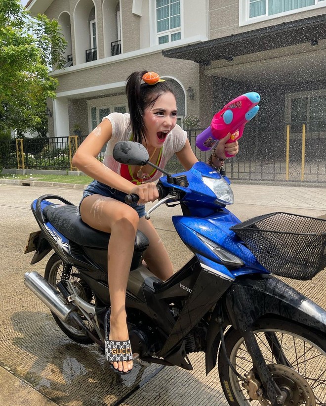 Nhận không ra Hoa hậu Hoàn vũ Thái Lan khi lên đồ đi quẩy Songkran bằng xe máy - Ảnh 3.