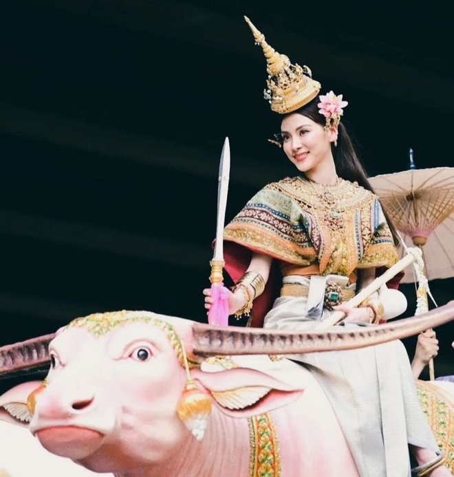 Nữ thần Songkran 2023 Baifern Pimchanok lộ nhan sắc thật qua cam thường, khoảnh khắc lườm yêu khán giả gây sốt - Ảnh 2.