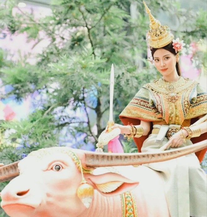 Nữ thần Songkran 2023 Baifern Pimchanok lộ nhan sắc thật qua cam thường, khoảnh khắc lườm yêu khán giả gây sốt - Ảnh 6.