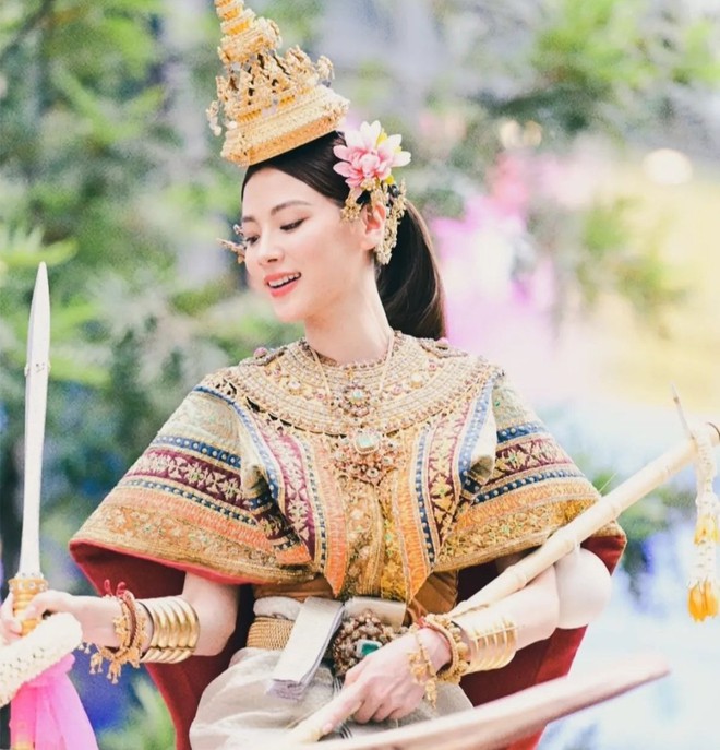 Nữ thần Songkran 2023 Baifern Pimchanok lộ nhan sắc thật qua cam thường, khoảnh khắc lườm yêu khán giả gây sốt - Ảnh 7.