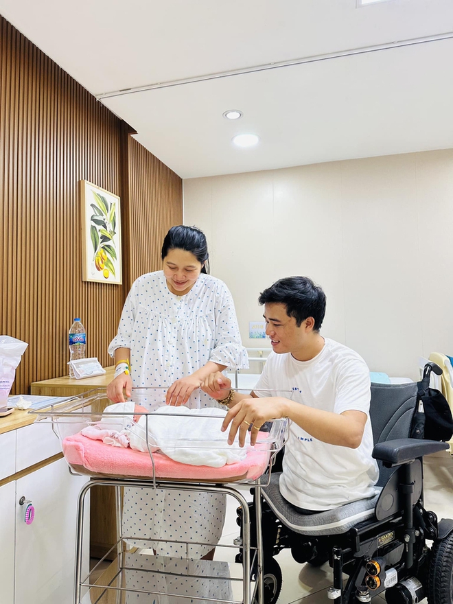 Ch&agrave;ng trai kh&ocirc;ng ch&acirc;n T&ocirc; Đ&igrave;nh Kh&aacute;nh đ&oacute;n con g&aacute;i đầu l&ograve;ng - Ảnh 1.