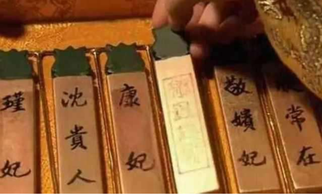 Phi tần xưa đeo nhẫn v&agrave;ng, treo đ&egrave;n lồng đỏ ở cửa mỗi th&aacute;ng một lần l&agrave; c&oacute; &yacute; g&igrave;? - Ảnh 1.