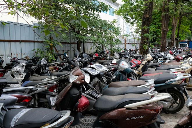H&agrave;ng ng&agrave;n xe m&aacute;y vi phạm chất đống khiến b&atilde;i xe qu&aacute; tải - Ảnh 9.
