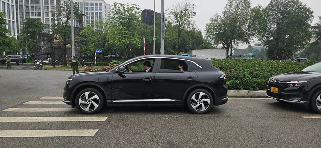 Taxi điện cao cấp VF8: T&agrave;i xế mặc vest như doanh nh&acirc;n, trải nghiệm dịch vụ sang chảnh chẳng kh&aacute;c n&agrave;o chủ tịch - Ảnh 4.
