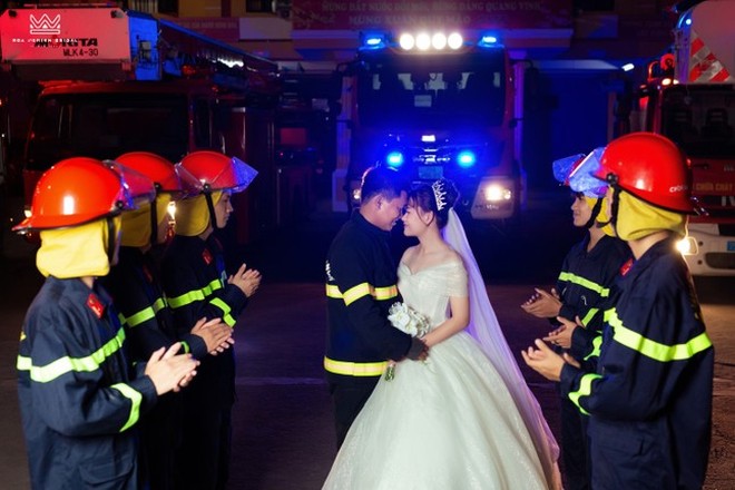 Bộ ảnh cưới độc đáo của chàng lính cứu hỏa - Ảnh 4.