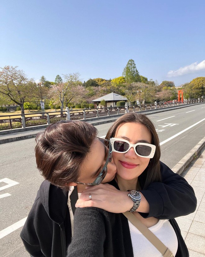 Cô dâu chú rể tương lai Mark Prin - Kimmy Kimberley quá ngọt ngào với nụ hôn giữa đường phố Nhật Bản - Ảnh 4.