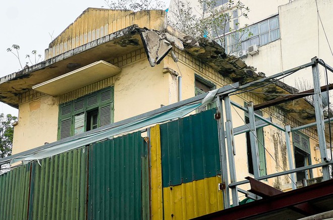 B&ecirc;n trong cảnh hoang t&agrave;n của nhiều biệt thự cũ ở H&agrave; Nội - Ảnh 10.