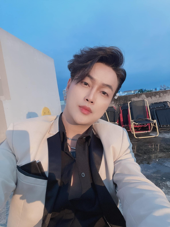 Nam ca sĩ Việt bị m&agrave;n h&igrave;nh led đ&egrave; tr&uacute;ng người khi đang biểu diễn - Ảnh 5.