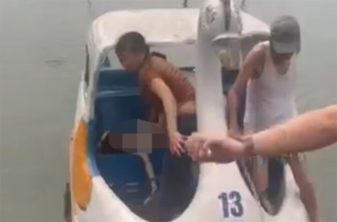 Hải Dương: Lật thuyền đạp vịt trên hồ, bé gái 7 tuổi tử vong - Ảnh 1.