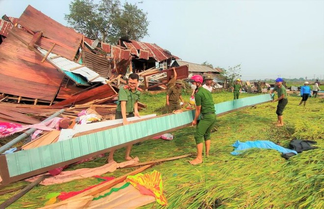 Ảnh: Mưa dông, gió lốc ở Gia Lai làm 6 người bị thương, hơn 120 căn nhà tốc mái - Ảnh 1.