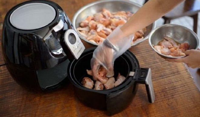 Mẹo r&atilde; đ&ocirc;ng thực phẩm bằng nồi chi&ecirc;n kh&ocirc;ng dầu đơn giản, nhanh ch&oacute;ng - Ảnh 1.