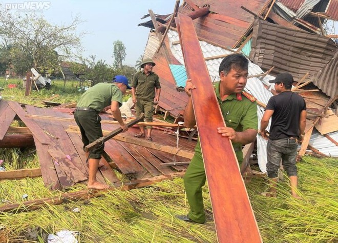 Ảnh: Mưa d&ocirc;ng, gi&oacute; lốc ở Gia Lai l&agrave;m 6 người bị thương, hơn 120 căn nh&agrave; tốc m&aacute;i - Ảnh 8.