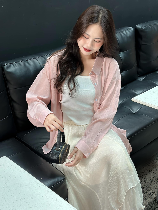 Chỉ 1 chiếc sơ mi mỏng tanh, HH Đỗ H&agrave; c&oacute; tới 2 c&aacute;ch mix đồ hack eo thon d&aacute;ng chuẩn - Ảnh 9.