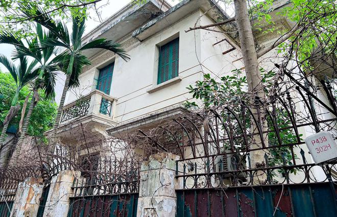 B&ecirc;n trong cảnh hoang t&agrave;n của nhiều biệt thự cũ ở H&agrave; Nội - Ảnh 5.