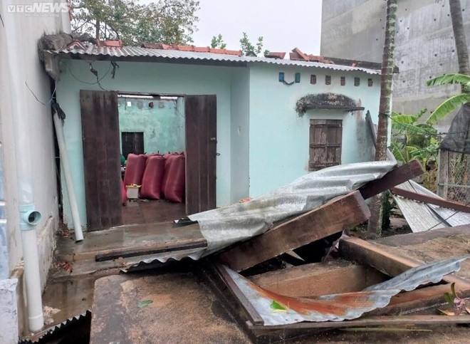 Ảnh: Mưa d&ocirc;ng, gi&oacute; lốc ở Gia Lai l&agrave;m 6 người bị thương, hơn 120 căn nh&agrave; tốc m&aacute;i - Ảnh 5.