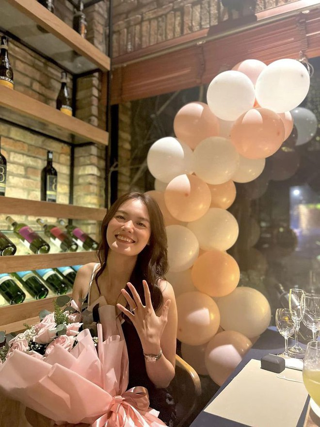 Ch&acirc;n d&agrave;i Vietnams Next Top Model th&ocirc;ng b&aacute;o được bạn trai cầu h&ocirc;n - Ảnh 2.