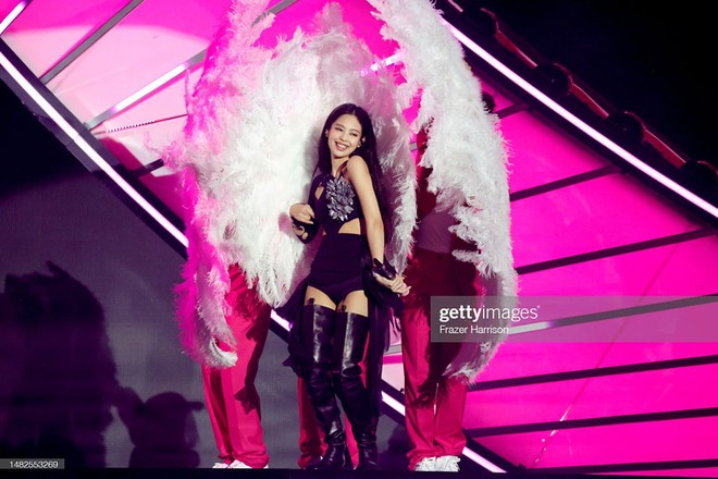 Loạt khoảnh khắc thần th&aacute;nh của BLACKPINK tại Coachella 2023: Jisoo lột x&aacute;c sexy kh&ocirc;ng ngờ, Ros&eacute; t&aacute;i hiện t&oacute;c h&aacute;t so k&egrave; cực gắt với Jennie - Ảnh 10.