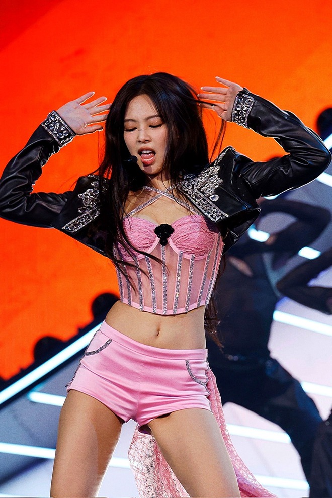 Loạt khoảnh khắc thần th&aacute;nh của BLACKPINK tại Coachella 2023: Jisoo lột x&aacute;c sexy kh&ocirc;ng ngờ, Ros&eacute; t&aacute;i hiện t&oacute;c h&aacute;t so k&egrave; cực gắt với Jennie - Ảnh 11.