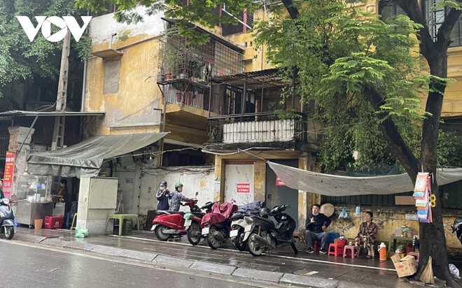 Nhiều h&agrave;ng qu&aacute;n ở H&agrave; Nội dựng m&aacute;i che đ&aacute;nh dấu l&atilde;nh địa để kinh doanh tr&ecirc;n vỉa h&egrave; - Ảnh 13.