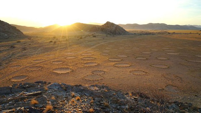 Sự thật về vòng tròn trên trời rơi xuống ở Namibia khiến các nhà khoa học đau đầu suốt 5 thập kỷ - Ảnh 6. Sự thật về vòng tròn trên trời rơi xuống ở Namibia khiến các nhà khoa học đau đầu suốt 5 thập kỷ - Ảnh 6.