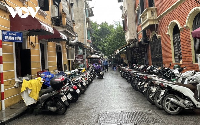 Nhiều h&agrave;ng qu&aacute;n ở H&agrave; Nội dựng m&aacute;i che đ&aacute;nh dấu l&atilde;nh địa để kinh doanh tr&ecirc;n vỉa h&egrave; - Ảnh 4.