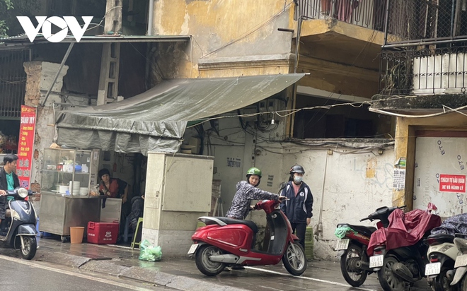 Nhiều h&agrave;ng qu&aacute;n ở H&agrave; Nội dựng m&aacute;i che đ&aacute;nh dấu l&atilde;nh địa để kinh doanh tr&ecirc;n vỉa h&egrave; - Ảnh 3.