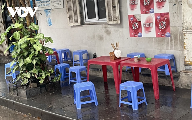 Nhiều h&agrave;ng qu&aacute;n ở H&agrave; Nội dựng m&aacute;i che đ&aacute;nh dấu l&atilde;nh địa để kinh doanh tr&ecirc;n vỉa h&egrave; - Ảnh 2.