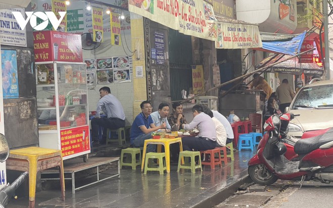 Nhiều h&agrave;ng qu&aacute;n ở H&agrave; Nội dựng m&aacute;i che đ&aacute;nh dấu l&atilde;nh địa để kinh doanh tr&ecirc;n vỉa h&egrave; - Ảnh 1.
