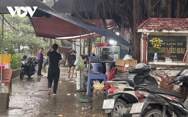 Nhiều h&agrave;ng qu&aacute;n ở H&agrave; Nội dựng m&aacute;i che đ&aacute;nh dấu l&atilde;nh địa để kinh doanh tr&ecirc;n vỉa h&egrave; - Ảnh 12.