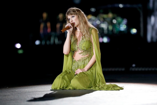Trở lại sau khi ngầm xác nhận chia tay bạn trai: Taylor Swift mắc lỗi liên tục trên sân khấu - Ảnh 3.