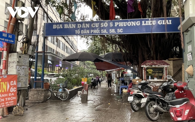 Nhiều h&agrave;ng qu&aacute;n ở H&agrave; Nội dựng m&aacute;i che đ&aacute;nh dấu l&atilde;nh địa để kinh doanh tr&ecirc;n vỉa h&egrave; - Ảnh 11.