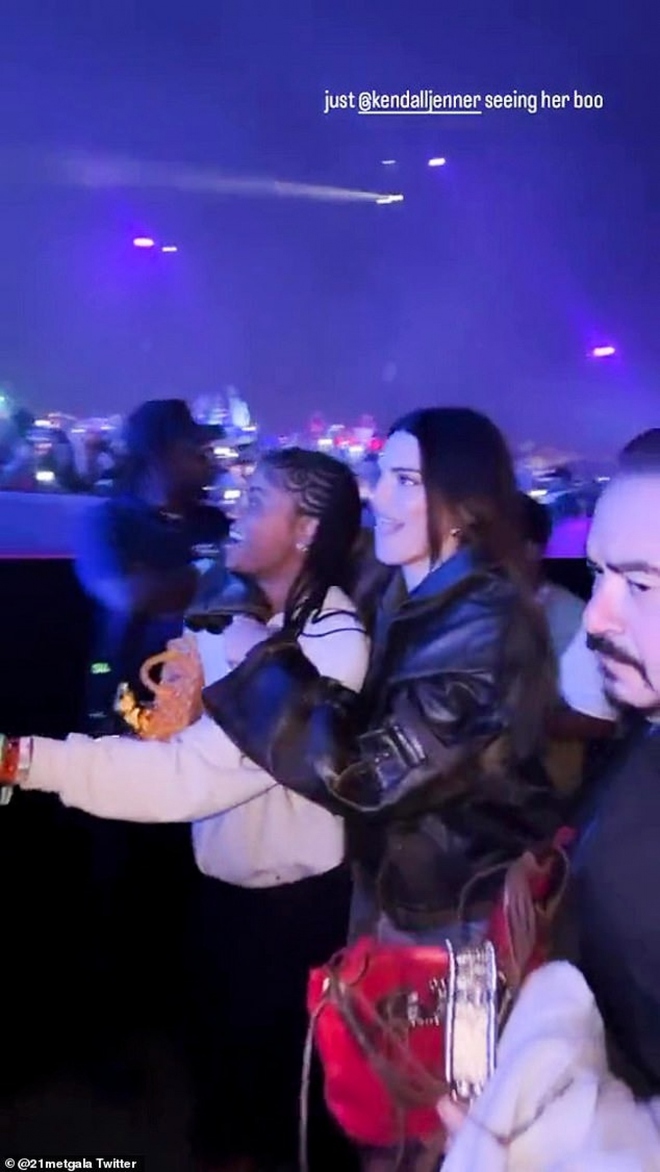 Kendall Jenner cổ vũ cuồng nhiệt trong buổi biểu diễn của bạn trai tin đồn Bad Bunny - Ảnh 6.