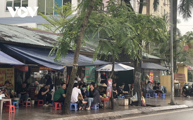 Nhiều h&agrave;ng qu&aacute;n ở H&agrave; Nội dựng m&aacute;i che đ&aacute;nh dấu l&atilde;nh địa để kinh doanh tr&ecirc;n vỉa h&egrave; - Ảnh 10.