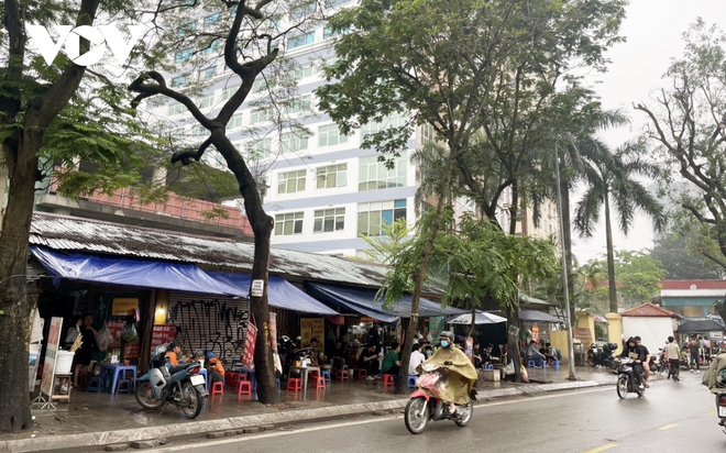 Nhiều h&agrave;ng qu&aacute;n ở H&agrave; Nội dựng m&aacute;i che đ&aacute;nh dấu l&atilde;nh địa để kinh doanh tr&ecirc;n vỉa h&egrave; - Ảnh 9.