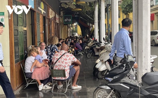 Nhiều h&agrave;ng qu&aacute;n ở H&agrave; Nội dựng m&aacute;i che đ&aacute;nh dấu l&atilde;nh địa để kinh doanh tr&ecirc;n vỉa h&egrave; - Ảnh 8.