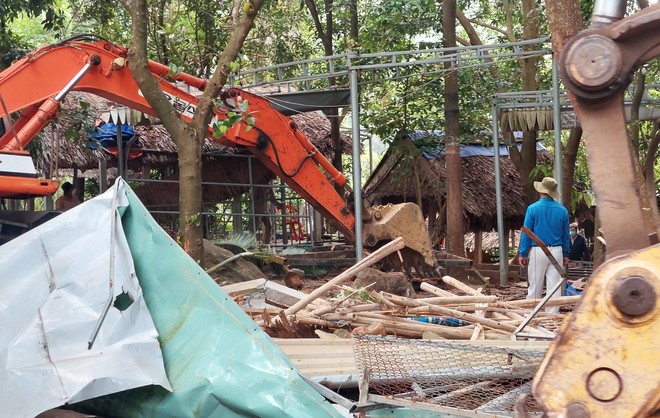 Đà Nẵng cưỡng chế tháo dỡ hàng loạt nhà hàng trái phép trên bán đảo Sơn Trà - Ảnh 3.