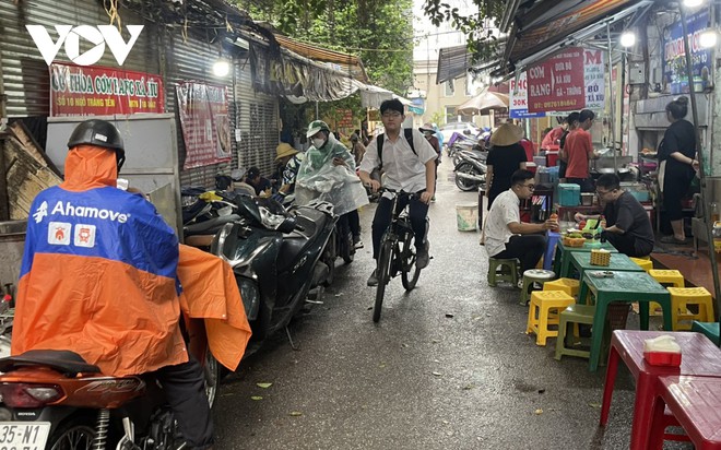 Nhiều h&agrave;ng qu&aacute;n ở H&agrave; Nội dựng m&aacute;i che đ&aacute;nh dấu l&atilde;nh địa để kinh doanh tr&ecirc;n vỉa h&egrave; - Ảnh 7.