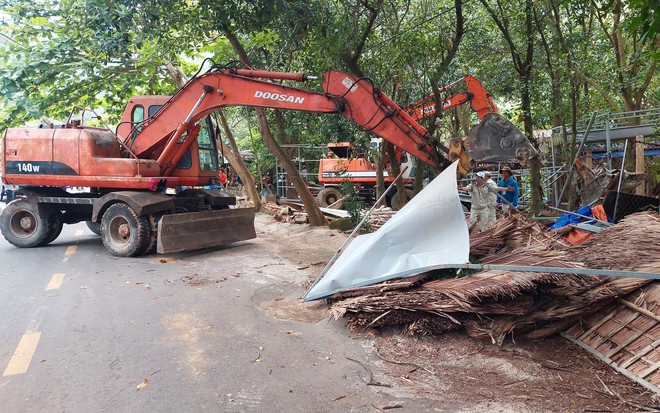 Đà Nẵng cưỡng chế tháo dỡ hàng loạt nhà hàng trái phép trên bán đảo Sơn Trà - Ảnh 2.