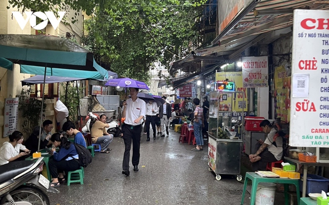 Nhiều h&agrave;ng qu&aacute;n ở H&agrave; Nội dựng m&aacute;i che đ&aacute;nh dấu l&atilde;nh địa để kinh doanh tr&ecirc;n vỉa h&egrave; - Ảnh 6.
