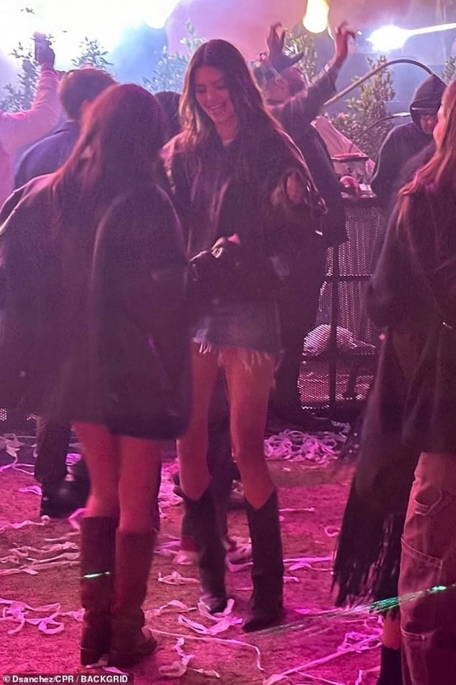 Kendall Jenner cổ vũ cuồng nhiệt trong buổi biểu diễn của bạn trai tin đồn Bad Bunny - Ảnh 1.