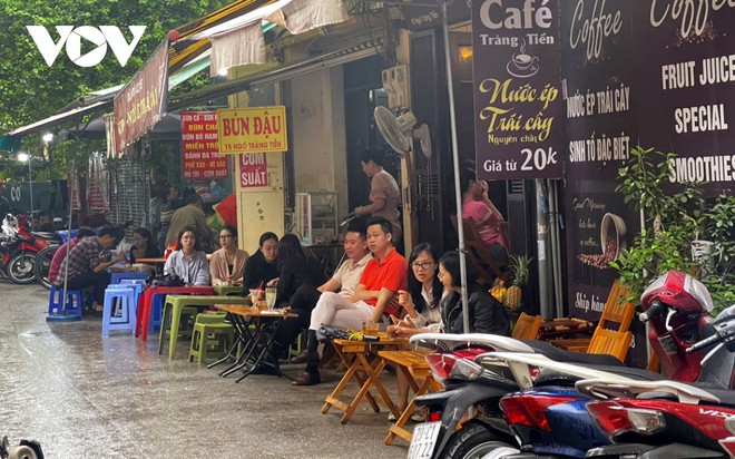 Nhiều h&agrave;ng qu&aacute;n ở H&agrave; Nội dựng m&aacute;i che đ&aacute;nh dấu l&atilde;nh địa để kinh doanh tr&ecirc;n vỉa h&egrave; - Ảnh 5.