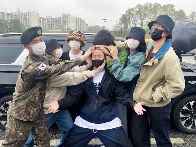 Hành động đáng yêu của 7 thành viên BTS khi tiễn J-Hope lên đường nhập ngũ - Ảnh 3.