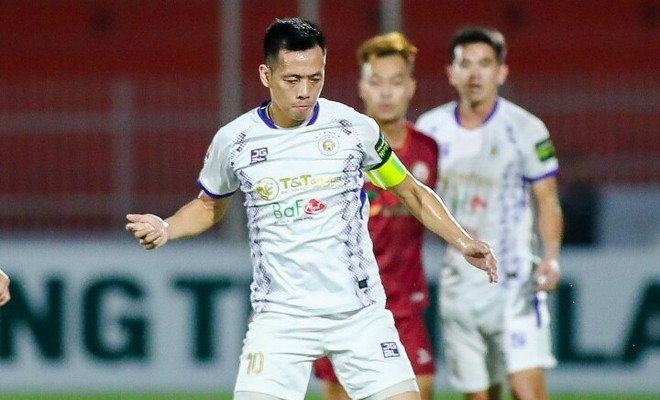 Hết trận vẫn nhận thẻ đỏ: Văn Quyết t&aacute;i hiện trường hợp hy hữu của sao tuyển Anh - Ảnh 1.